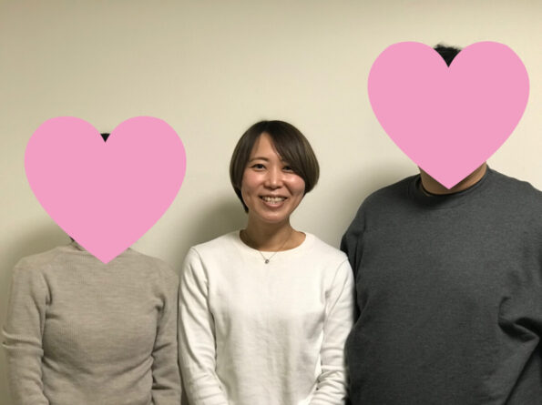 静岡県浜松市の結婚相談所でのご成婚記念写真。幸せそうな表情の40代新郎K様と新婦O様、そして二人の縁を繋いだ担当婚活アドバイザー（結い仲人）の小林が笑顔で並ぶスリーショット