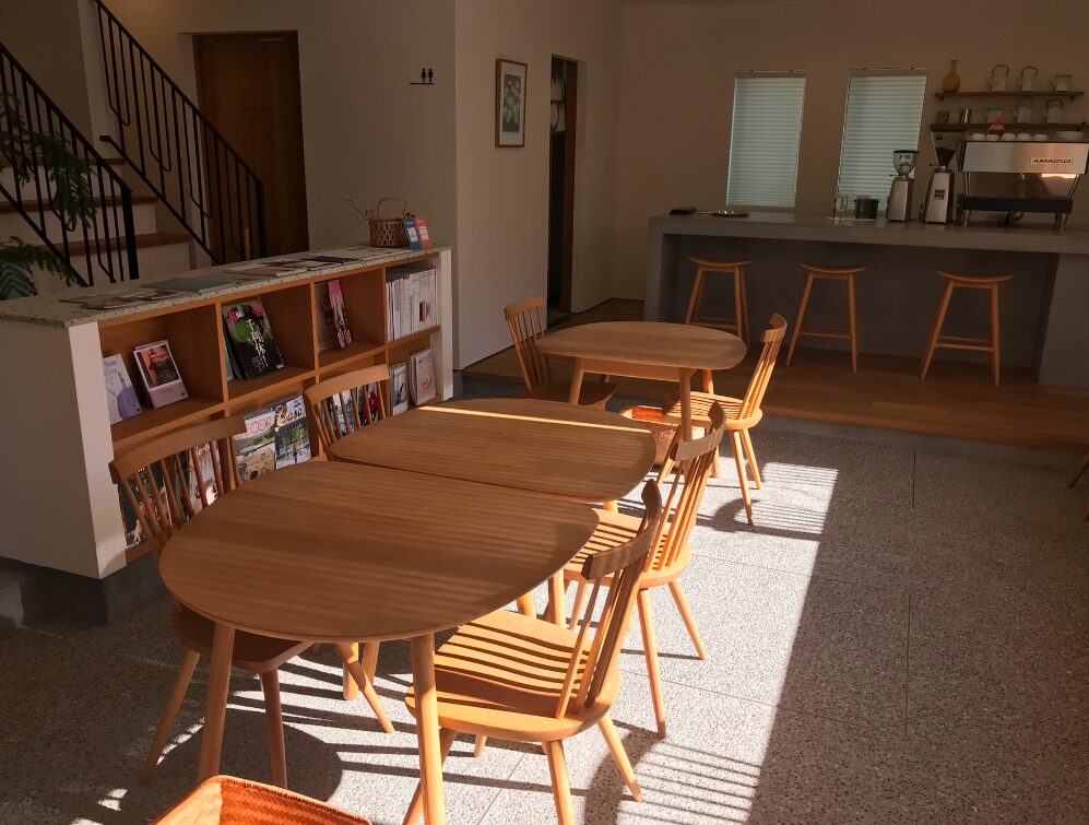 静岡県磐田市富士見台にある「山ぼうし茶房」の店内。木のぬくもり溢れる落ち着いた空間は人見知りの方の初デートにもおすすめ。