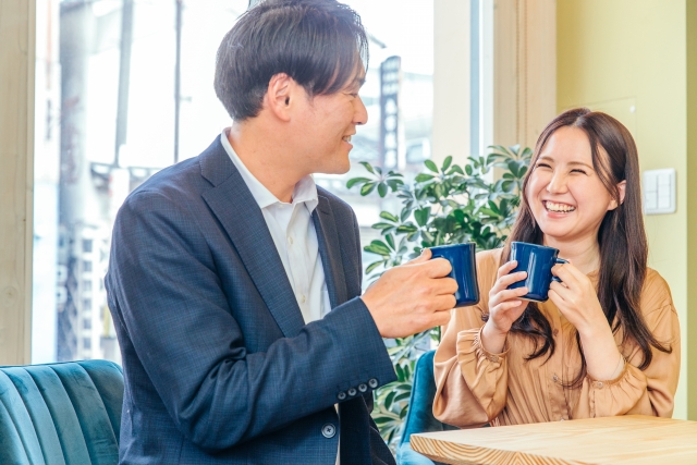 浜松・湖西の結婚相談所「結い」の30代会員様が地元のカフェで楽しくお見合いデートをしているイメージフォト