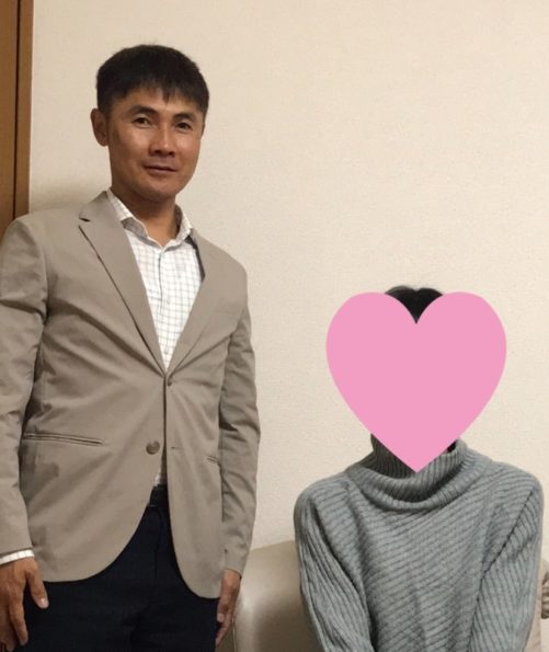 浜松湖西婚活サービス結いでの40代女性H様と結婚相談所カウンセラー伊藤浩士の笑顔の成婚記念写真