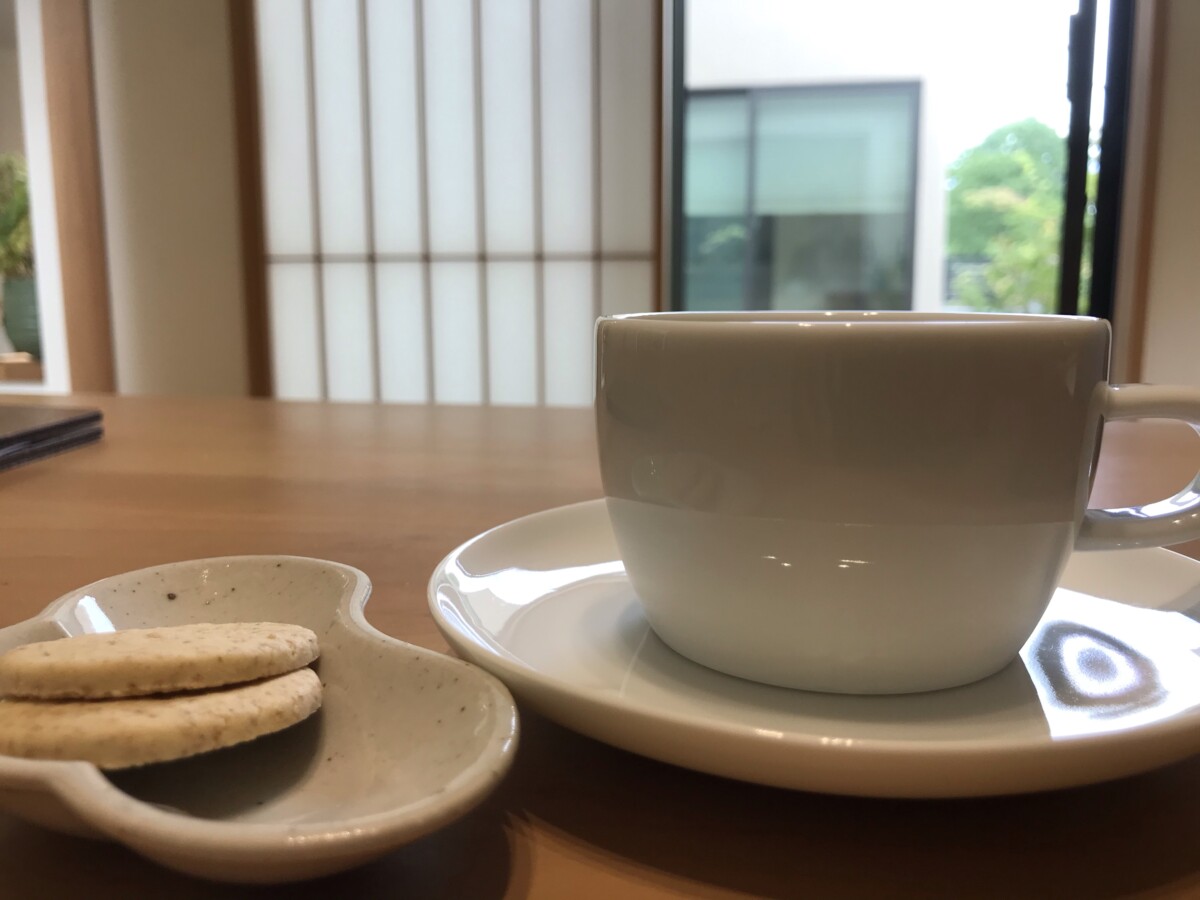 静岡県磐田市にある隠れ家カフェ「山ぼうし茶房」の店内の写真。木の温もりが心地よい落ち着いた和モダンの空間で、大きな窓から自然光が差し込み、お見合いや初デートの緊張を優しく解きほぐしてくれるリラックスした雰囲気が漂う茶房の内観。