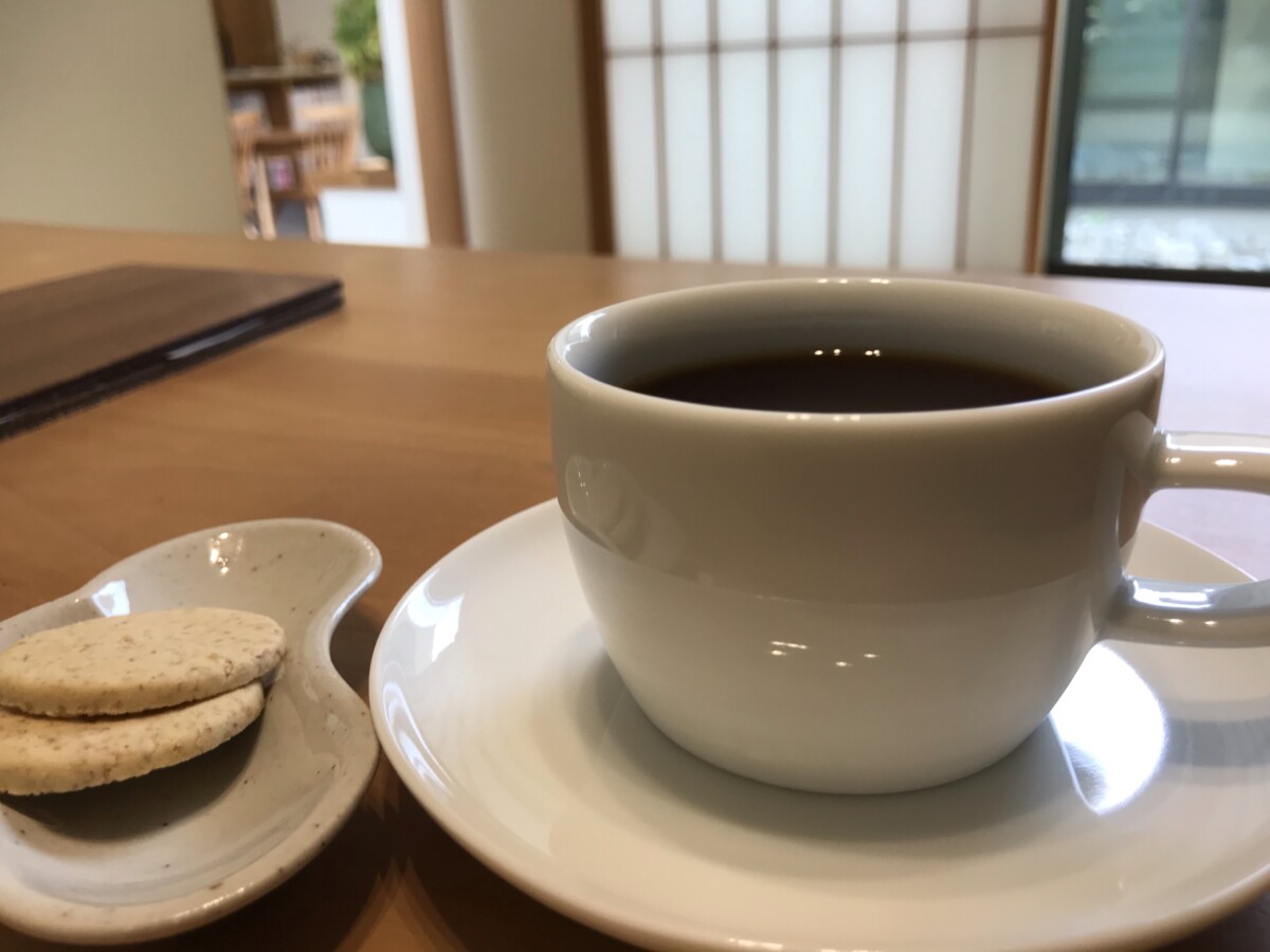 磐田市のカフェ「山ぼうし茶房」の落ち着いた和の空間と淹れたてのブレンド珈琲（浜松湖西婚活サービス結いの入会面談風景）