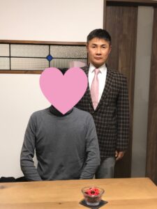 静岡県磐田市の30代男性会員S様と結婚相談所結いの伊藤アドバイザーによる笑顔のご成婚記念写真