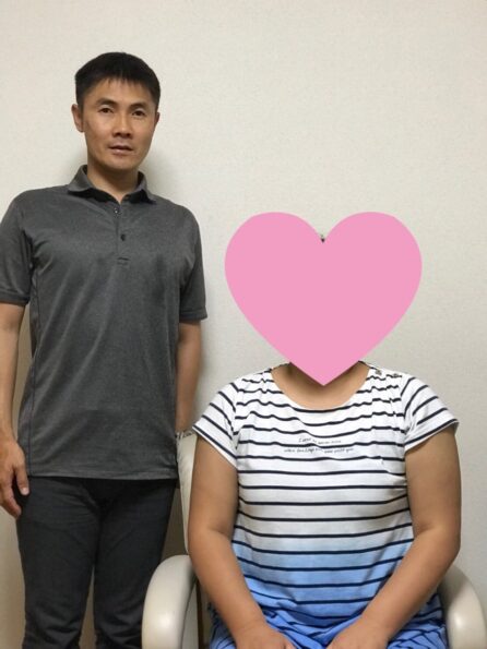 成婚を迎えた会員のH様と、笑顔で並んで記念写真に写る婚活カウンセラーの伊藤