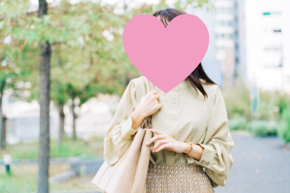 結婚相談所で1年の婚活を経て成婚退会された30代後半女性Y様の笑顔のソロ写真